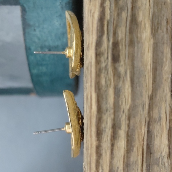 Vintage Gold Tone Avon Zodiac Post Earrings - Picture 4 of 4